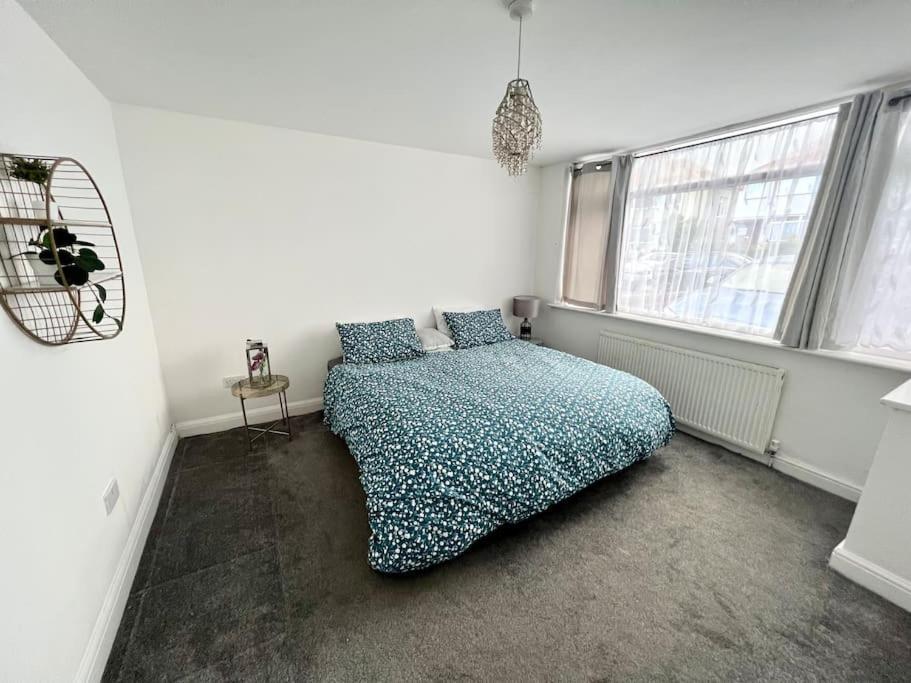 Modern 2 Bed Close To Mall With Parking & Garden London Exterior foto