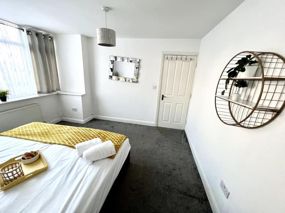 Modern 2 Bed Close To Mall With Parking & Garden London Exterior foto