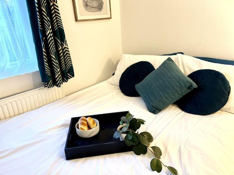 Modern 2 Bed Close To Mall With Parking & Garden London Exterior foto