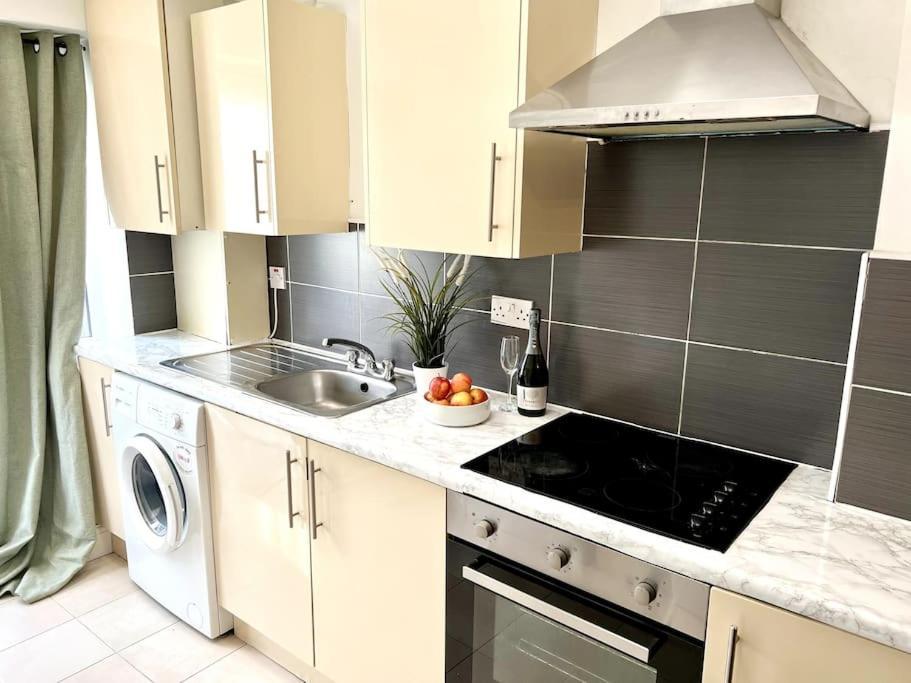 Modern 2 Bed Close To Mall With Parking & Garden London Exterior foto