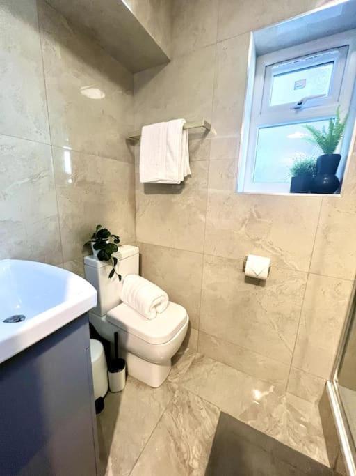 Modern 2 Bed Close To Mall With Parking & Garden London Exterior foto