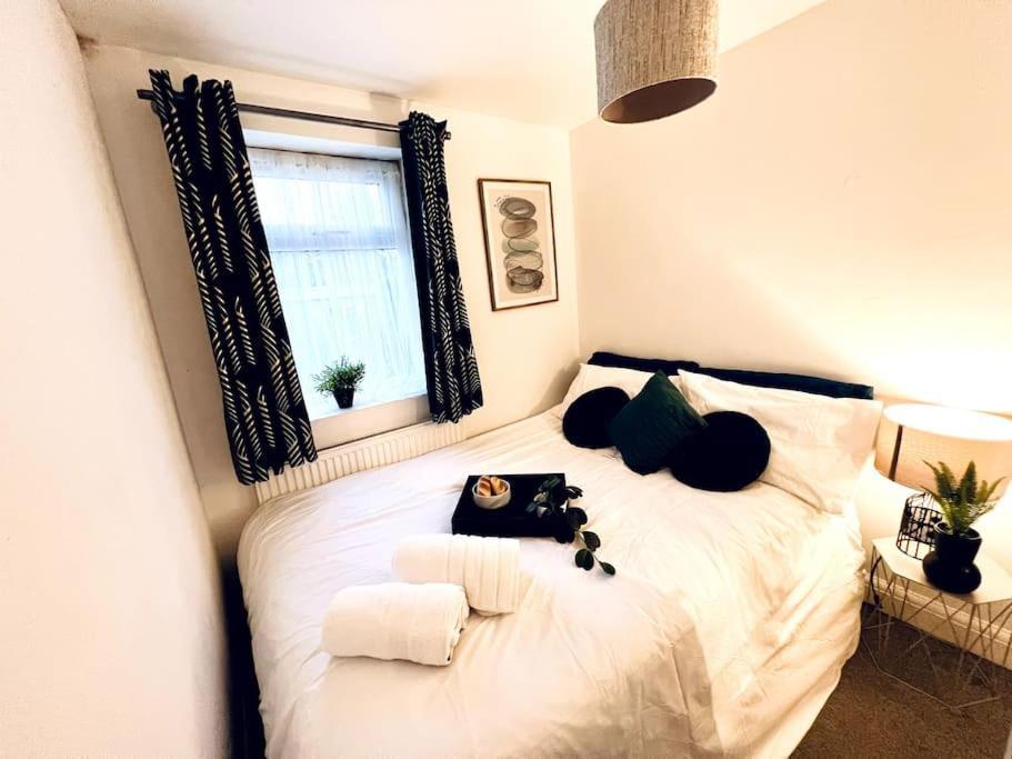 Modern 2 Bed Close To Mall With Parking & Garden London Exterior foto