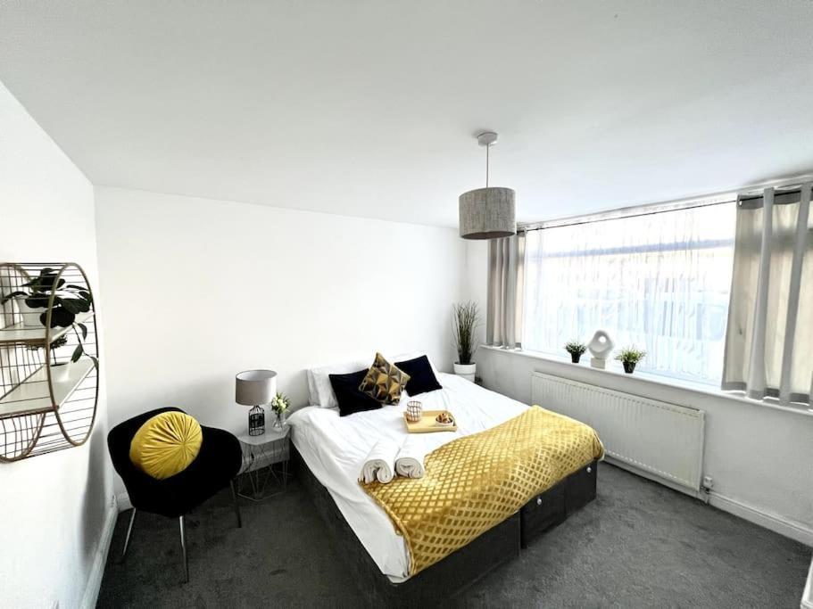Modern 2 Bed Close To Mall With Parking & Garden London Exterior foto